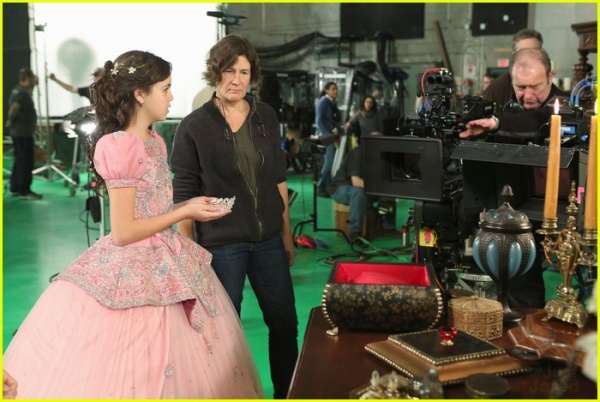 Once Upon a Time: 2x15 'The Queen Is Dead' Behind the Scenes
